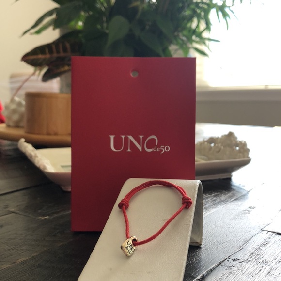 Adjustable red bracelet with two knots and silver-plated UNOde50 padlock charm. - Picture 6 of 7